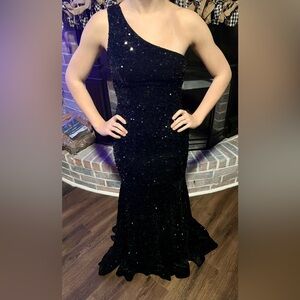 Elegant Black One-Shoulder Dress